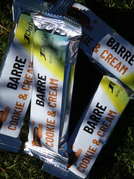 Barre protéinée cookie & cream, de la marque 1Defy Nutrition Sportive Made in Bourgogne