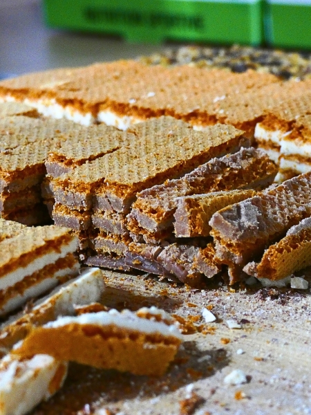 Gaufrettes protéinées de différentes saveurs : vanille chocolat ou fromage, coupées sur un plateau, de la marque 1Defy Nutrition Sportive Made in Bourgogne