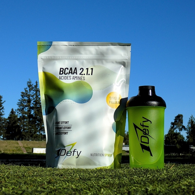 BCAA 2.1.1 saveur passion et son shaker entourés de verdure - 1Defy Nutrition Sportive Made in Bourgogne