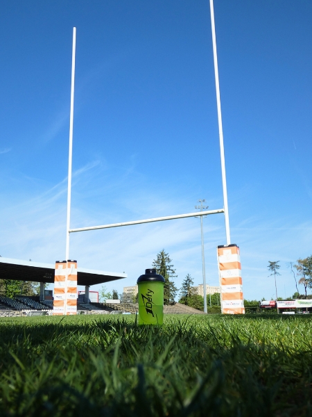 Shaker 1Defy Nutrition sportive made in bourgogne, devant des poteaux de rugby