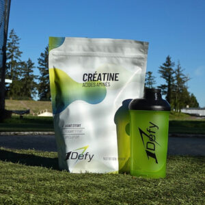 Créatine et son shaker entourés de verdure - 1Defy Nutrition Sportive Made in Bourgogne