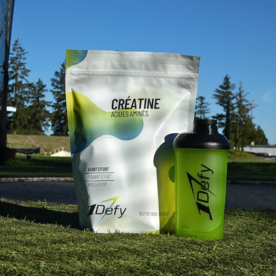 Créatine et son shaker entourés de verdure - 1Defy Nutrition Sportive Made in Bourgogne