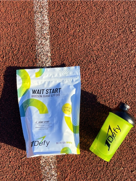 Wait start, boisson d'attente, sur une piste d'athlétisme avec un shaker, de la marque 1Defy nutrition sportive made in bourgogne