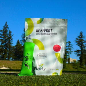 Sachet de boisson isotonique In Effort saveur grenadine avec une flasque souple entouré de verdure de la marque 1Defy Nutrition Sportive, made in bourgogne