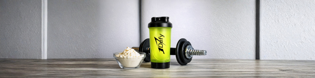 Shaker 1Defy de protéines, avec un haltère posé sur une table.