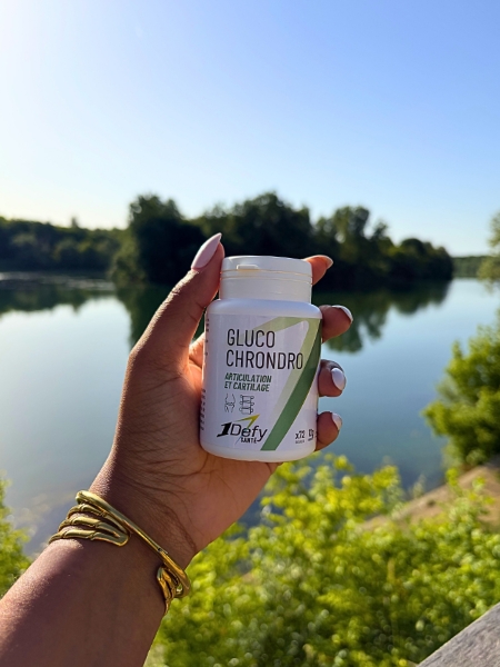 Gluco Chondro dans une main au bord de l'eau - 1Defy nutrition sportive made in bourgogne