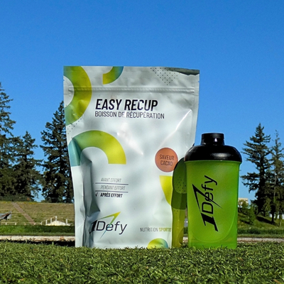 Easy Recup cacao et son shaker, entouré de verdure, 1Defy Nutrition Sportive Made in Bourgogne