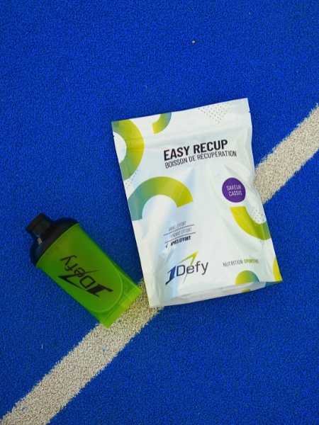 Easy Recup cassis et son shaker, sur un terrain de paddel, 1Defy Nutrition Sportive Made in Bourgogne