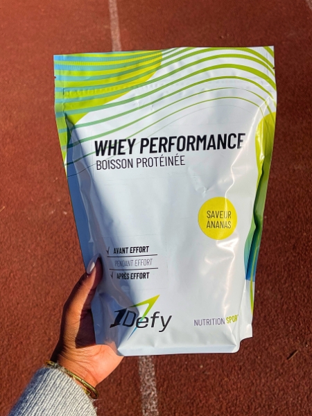 Sachet de Whey performance sur un terrain d'athlétisme, 1Defy Nutrition Sportive Made in Bourgogne