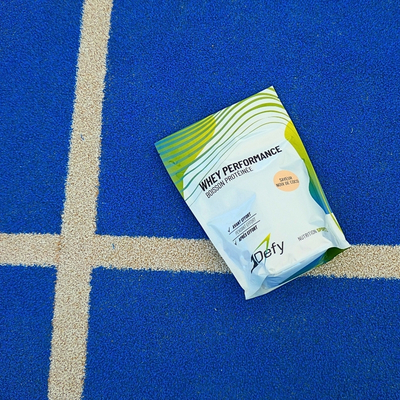 Sachet de Whey performance sur un terrain de padel - 1Defy Nutrition Sportive Made in Bourgogne
