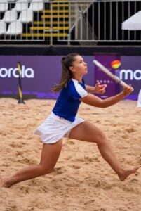 Maëlle Hibon, internationale française de Beach Tennis, réalisant un coup technique lors d'un tournoi officiel sur sable