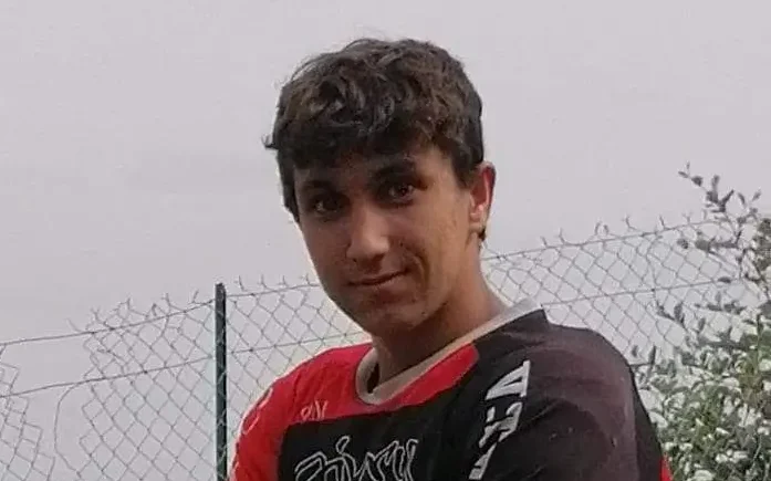 Portrait de Matys Laureau, ambassadeur 1Defy et pilote de VTT de descente, en tenue de compétition
