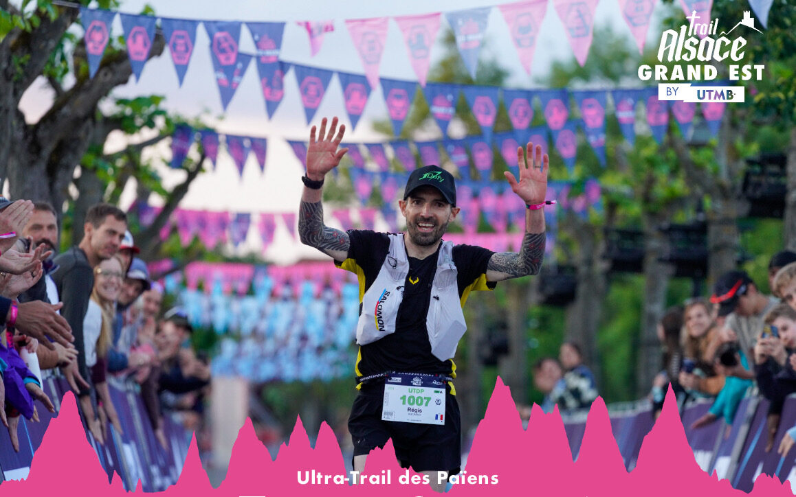 Régis Ruchaud, champion d'ultra-trail et ambassadeur 1Defy, fêtant son arrivée à l'Ultra-Trail des Païens au Trail Alsace Grand Est