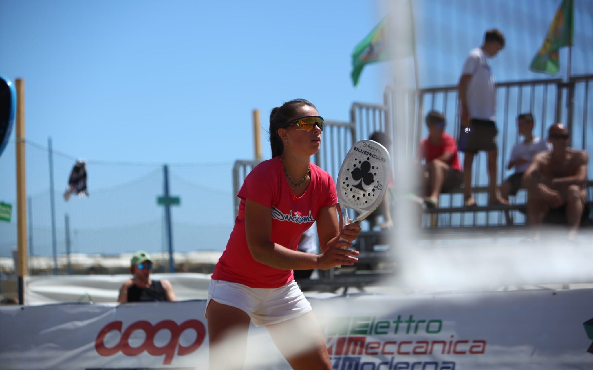 Maëlle Hibon, athlète de haut niveau en Beach Tennis, en position d'attente lors d'une compétition internationale.