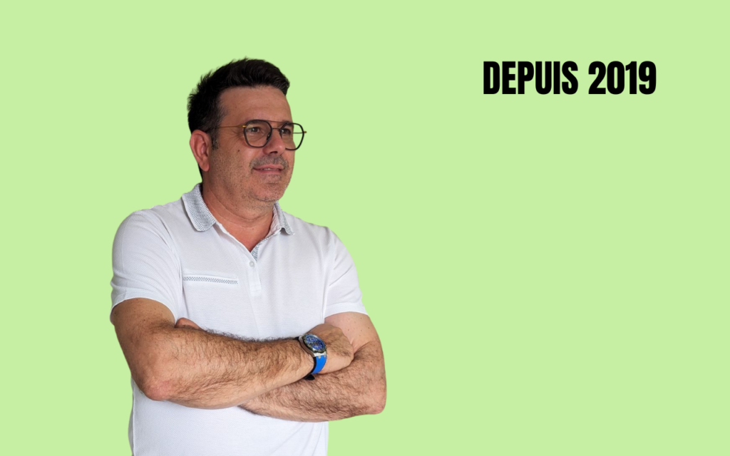 Portrait du fondateur de 1Defy avec l'inscription 'Depuis 2019' sur fond vert. Une image marquant les racines et l'engagement humain derrière notre nutrition de qualité médicale conçue en Bourgogne.