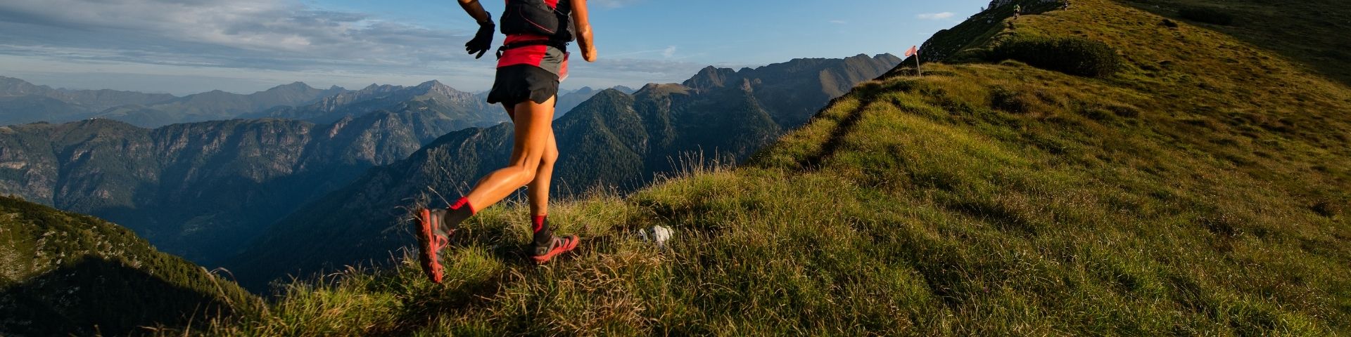 Coureur de trail en montagne : stratégie de nutrition sportive avant la course pour optimiser l'énergie et l'endurance, conseils 1Defy.