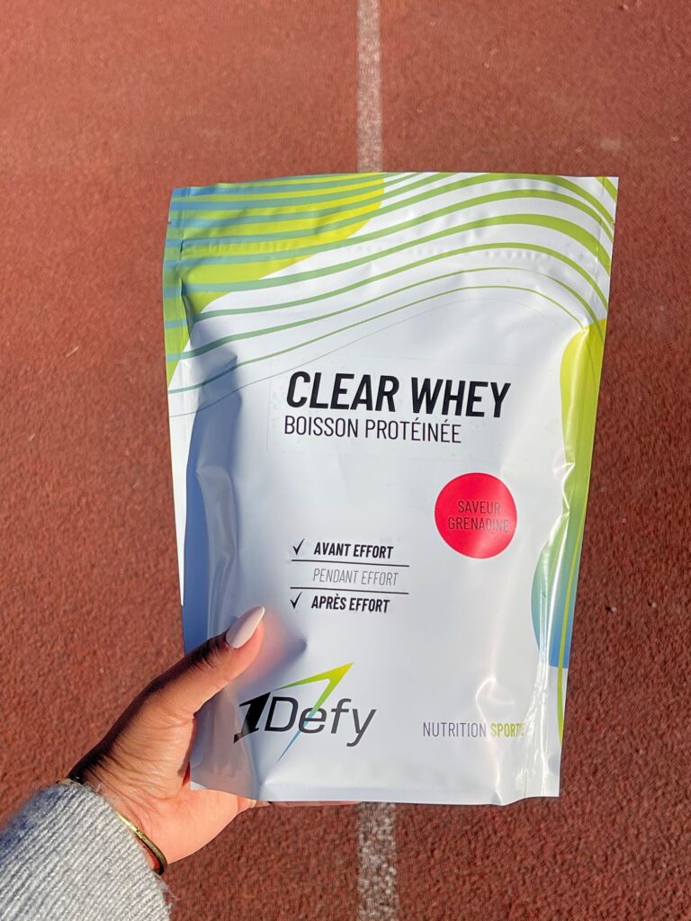 Sachet de clear whey saveur grenadine tenu à la main de la marque 1Defy Nutrition Sportive Made in Bourgogne