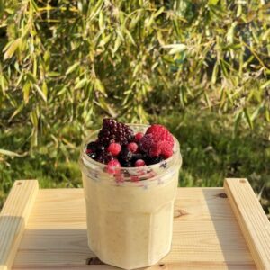 Overnight oat protéiné avec des fruits rouges en topping, recette gourmande