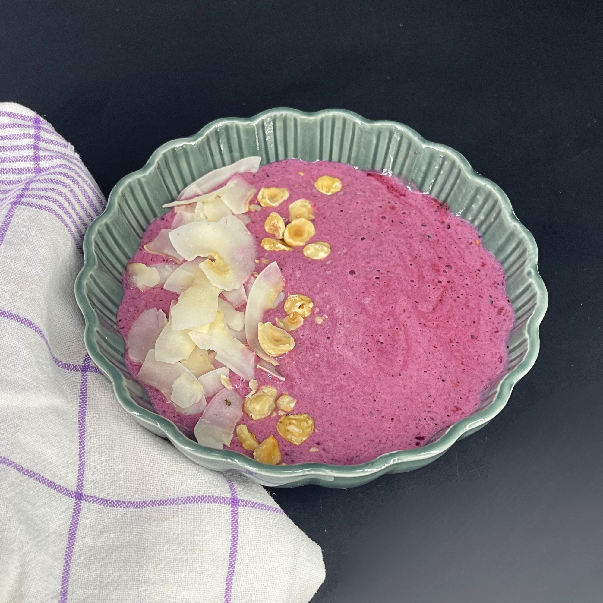 Bowl glacé protéiné saveur fruits rouges avec de la noix de coco rapée et des noisettes, photo issue du blog recette de 1Defy Nutrition Sportive
