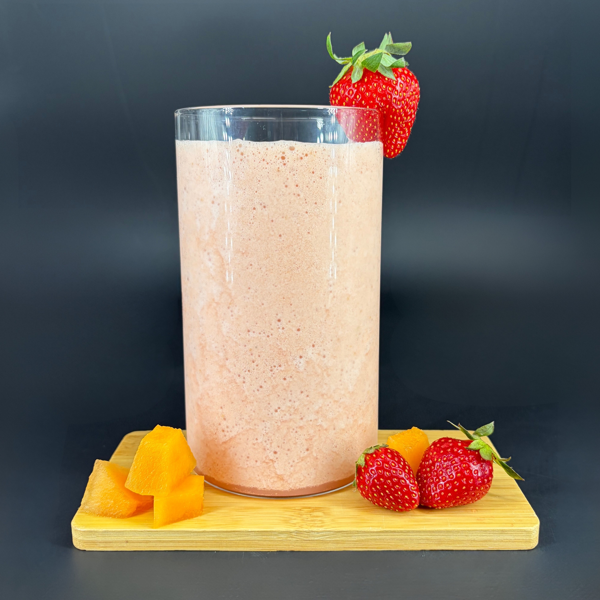 Smoothie protéiné melon, fraise et menthe, présenté en studio sur fond noir, recette issue du blog de 1Defy Nutrition Sportive Made in Bourgogne